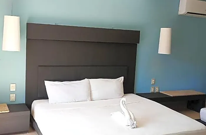 The Blvd Hotel, Hotel